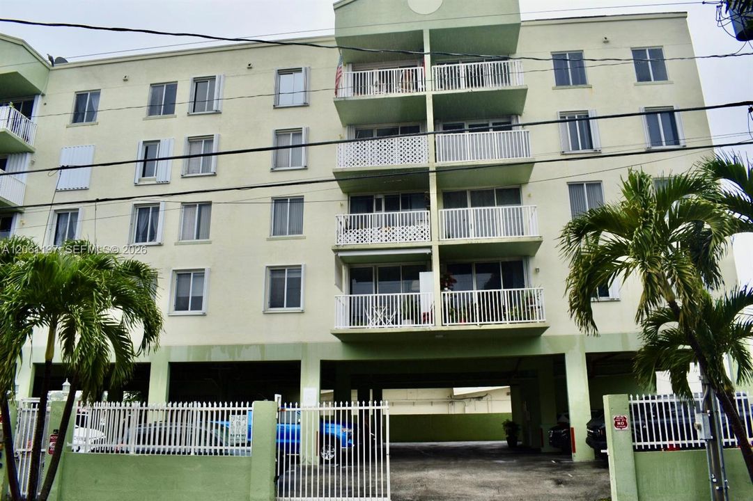 На продажу: $279,900 (2 спален, 2 ванн, 831 Квадратных фут)