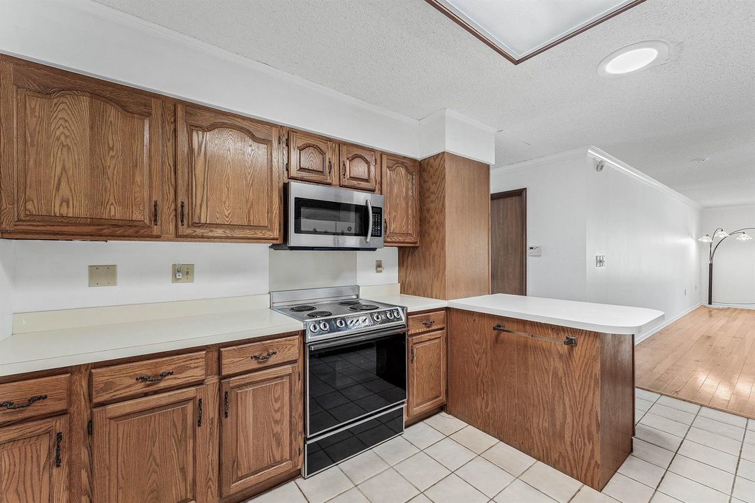 Kitchen with Breakfast Bar