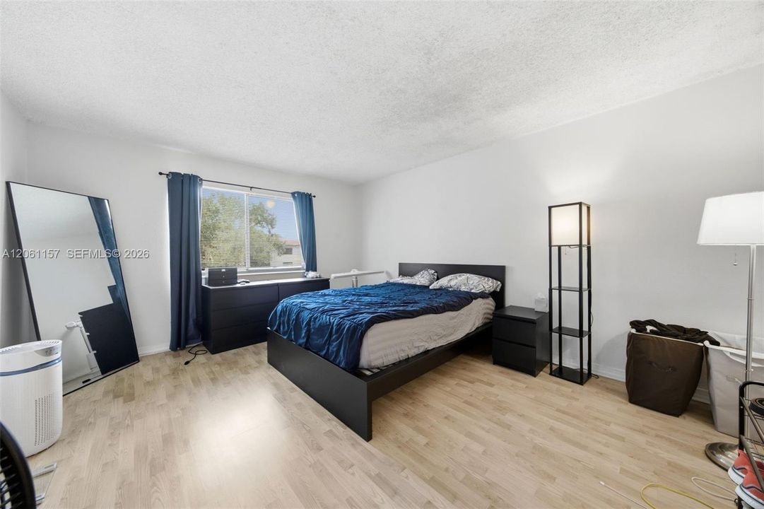 For Sale: $305,000 (2 beds, 2 baths, 1235 Square Feet)