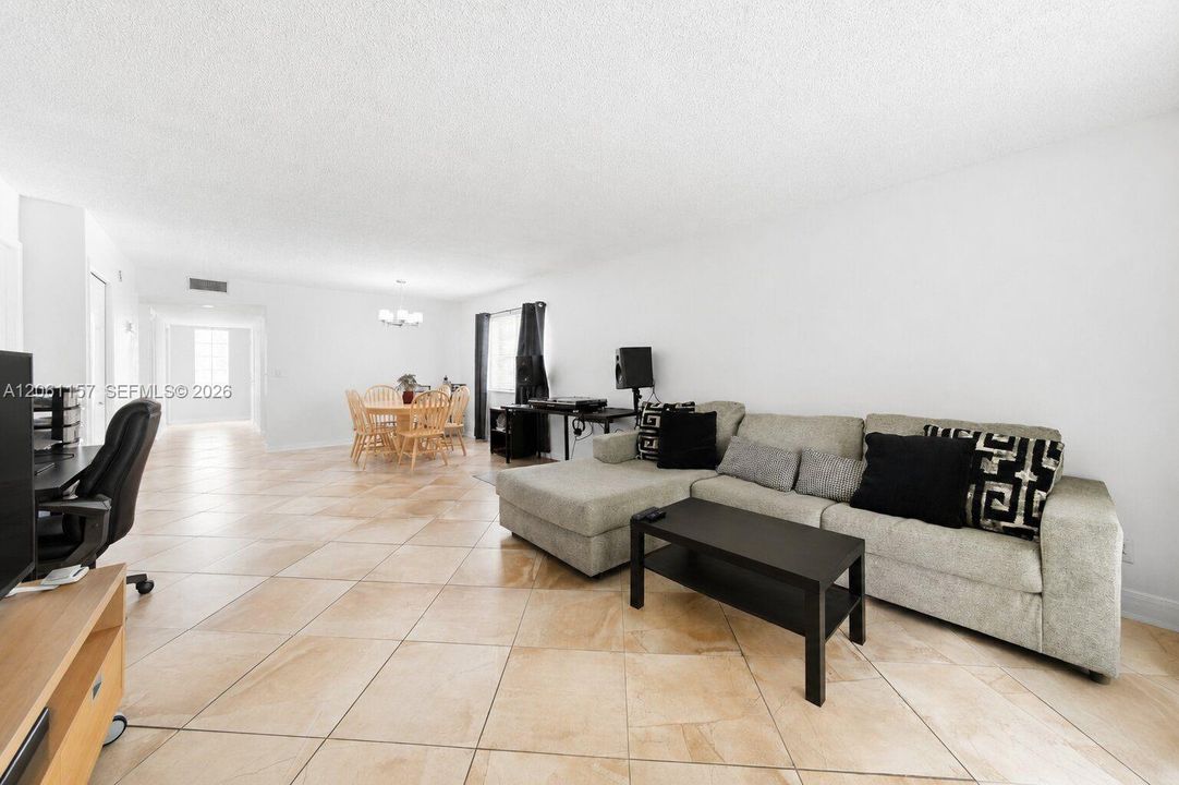 For Sale: $305,000 (2 beds, 2 baths, 1235 Square Feet)