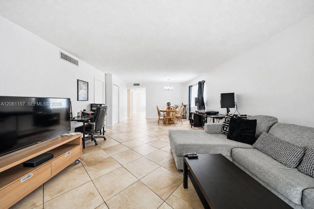 For Sale: $305,000 (2 beds, 2 baths, 1235 Square Feet)