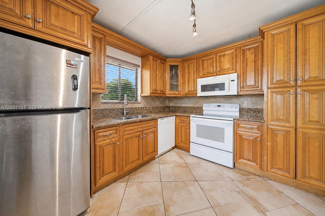 For Sale: $305,000 (2 beds, 2 baths, 1235 Square Feet)