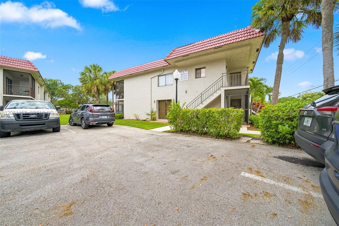 For Sale: $305,000 (2 beds, 2 baths, 1235 Square Feet)