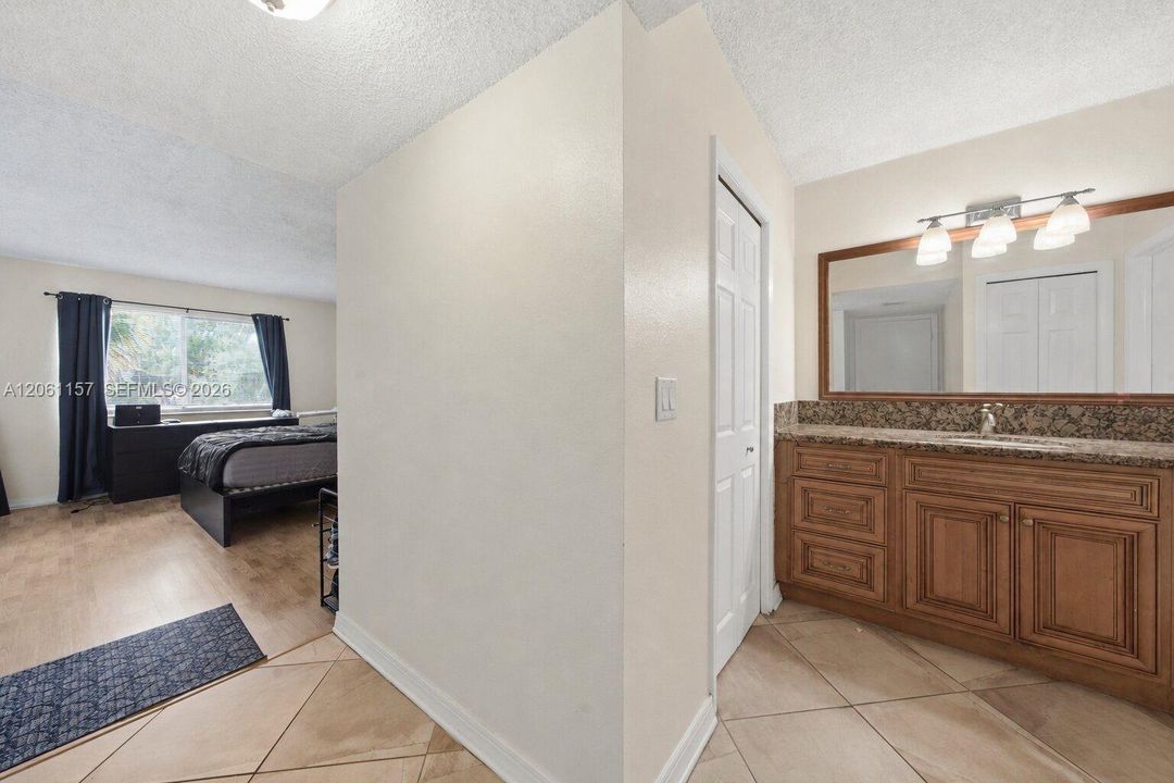 For Sale: $305,000 (2 beds, 2 baths, 1235 Square Feet)