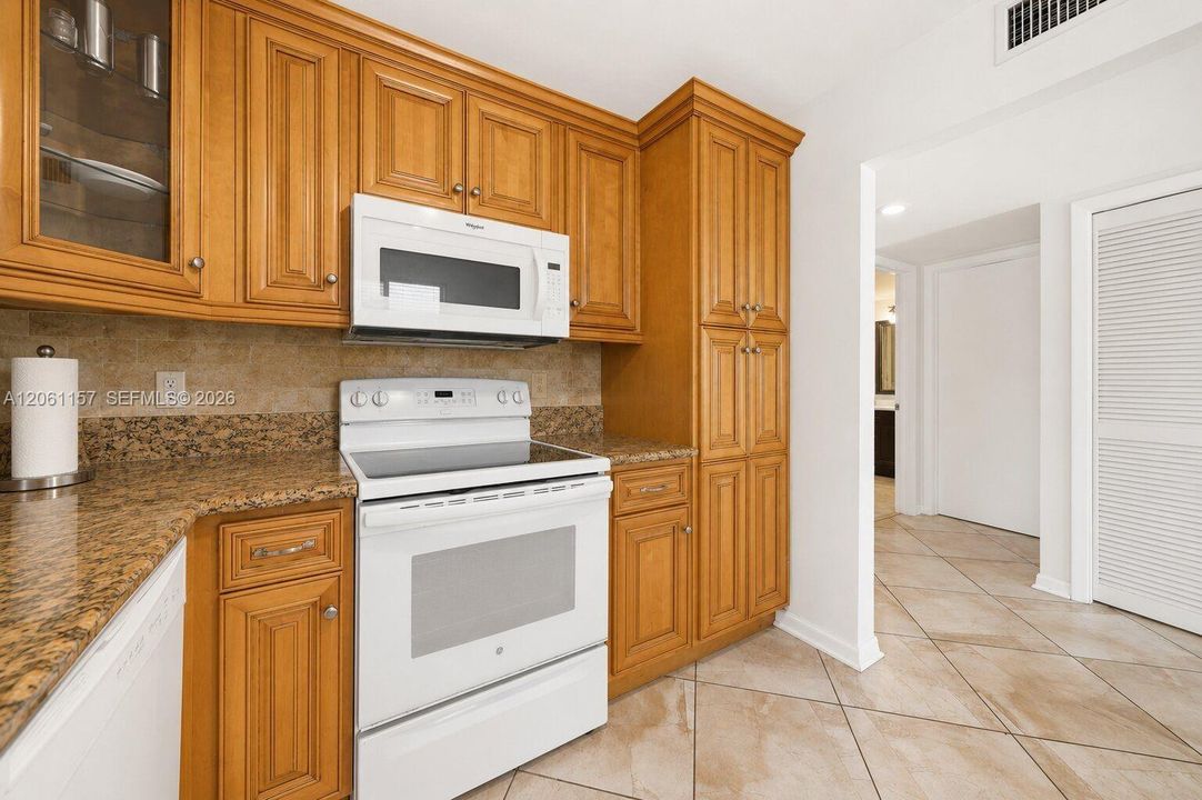 For Sale: $305,000 (2 beds, 2 baths, 1235 Square Feet)