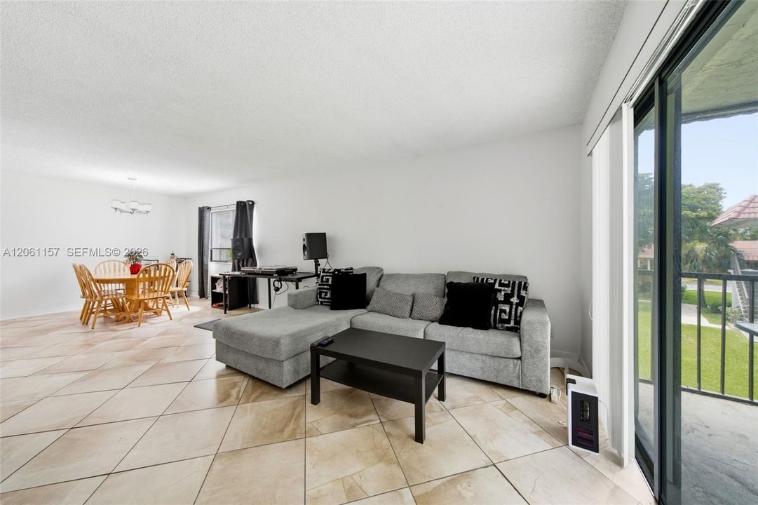 For Sale: $305,000 (2 beds, 2 baths, 1235 Square Feet)