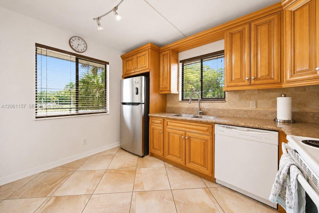For Sale: $305,000 (2 beds, 2 baths, 1235 Square Feet)