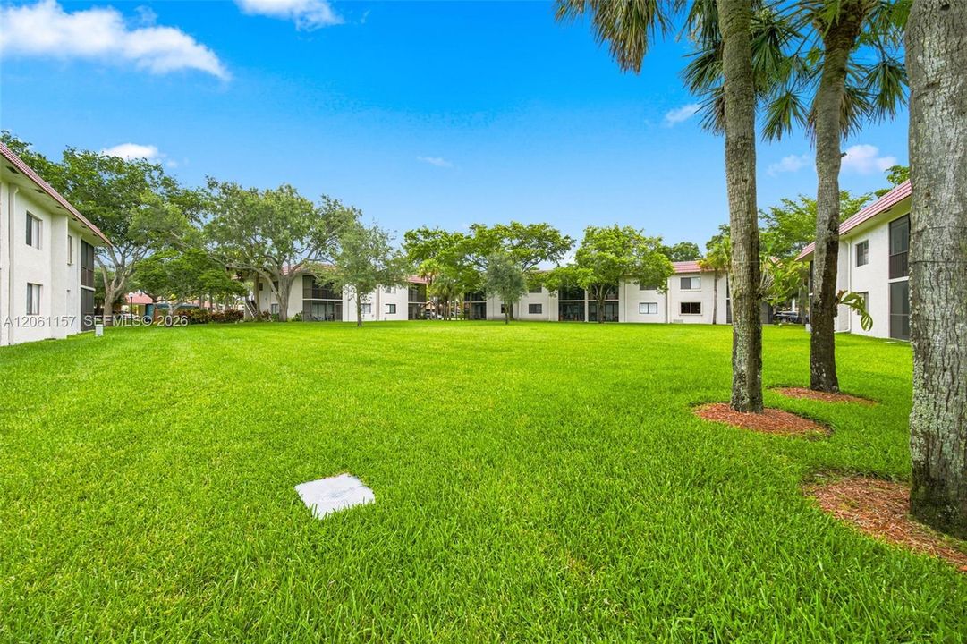 For Sale: $305,000 (2 beds, 2 baths, 1235 Square Feet)