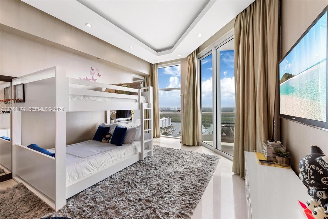 В аренду: $26,000 (4 спален, 4 ванн, 3750 Квадратных фут)