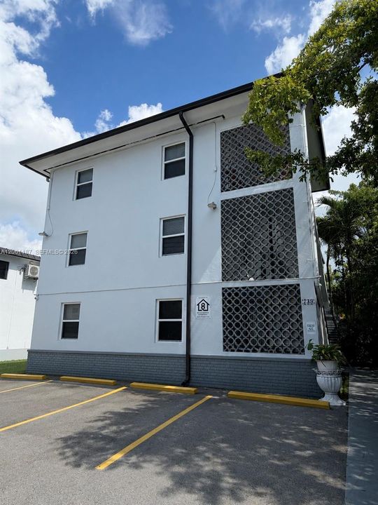 For Rent: $2,250 (2 beds, 1 baths, 800 Square Feet)