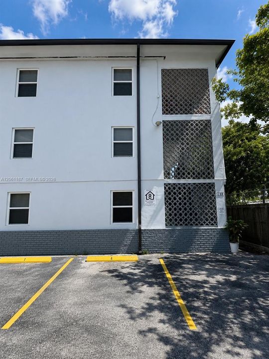 For Rent: $2,250 (2 beds, 1 baths, 800 Square Feet)