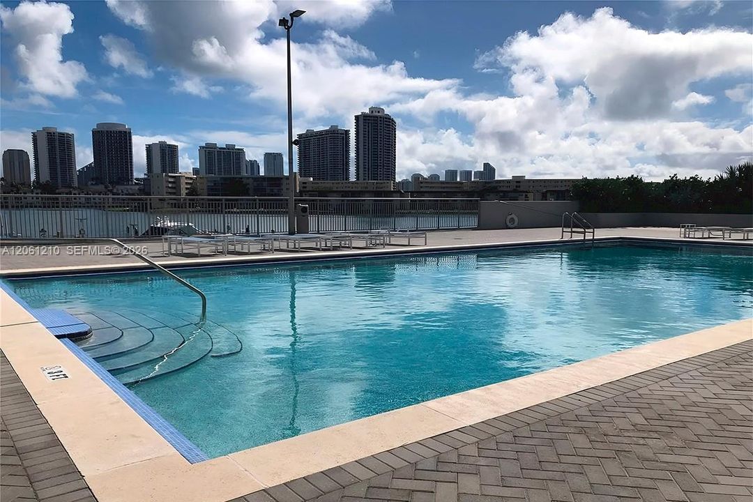 South pool 6 feet and heated lap pool