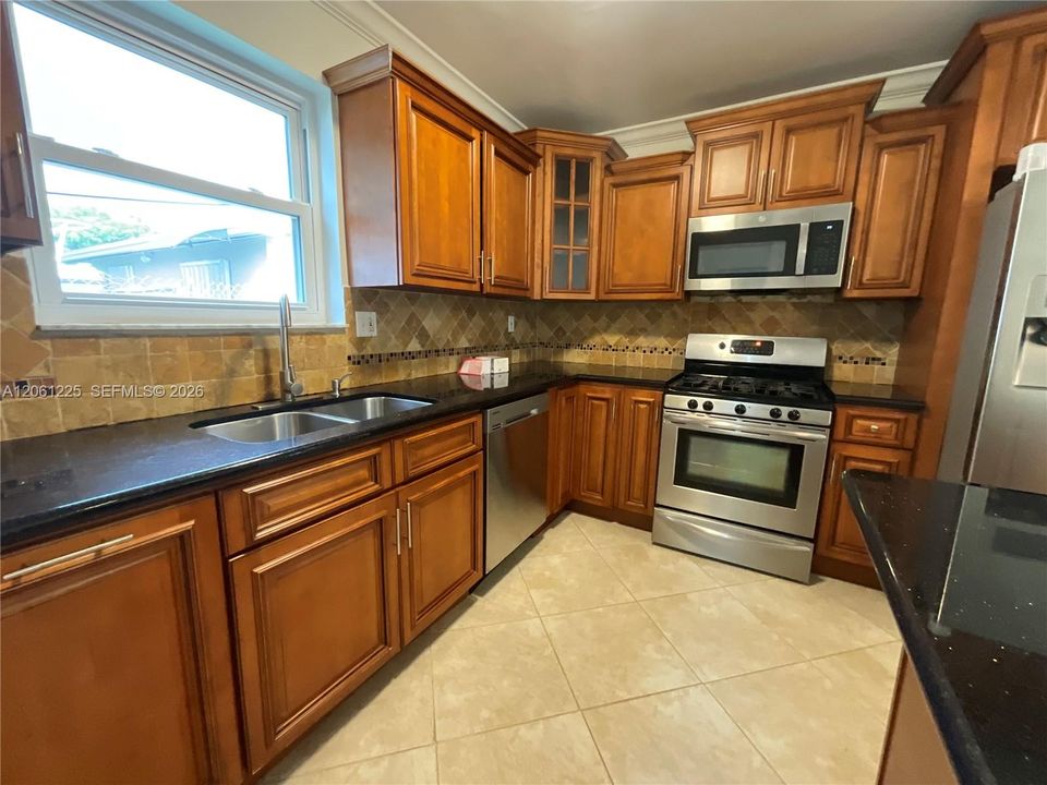 For Rent: $4,250 (5 beds, 3 baths, 2047 Square Feet)