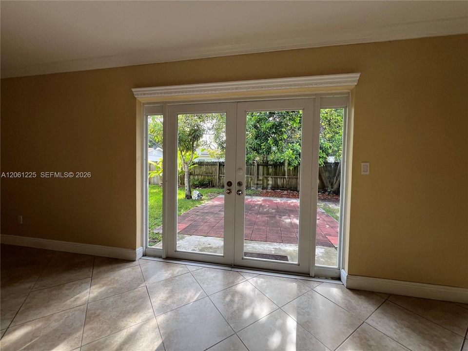 For Rent: $4,250 (5 beds, 3 baths, 2047 Square Feet)