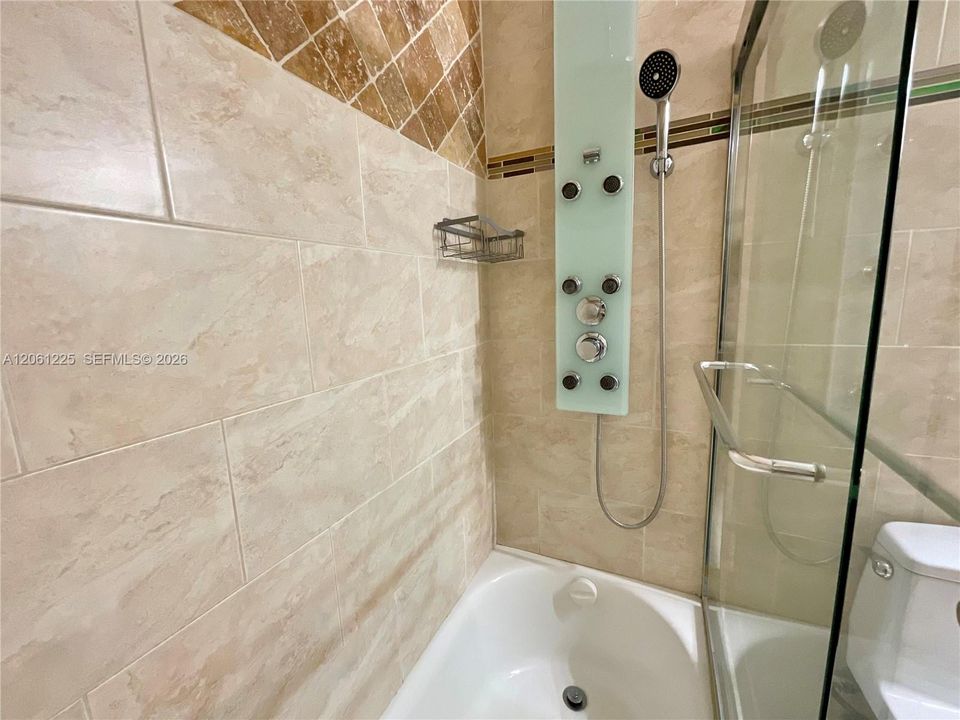 For Rent: $4,250 (5 beds, 3 baths, 2047 Square Feet)