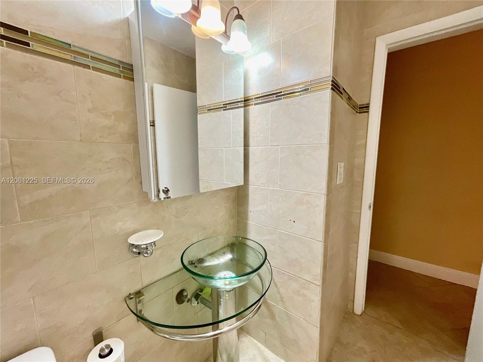 For Rent: $4,250 (5 beds, 3 baths, 2047 Square Feet)