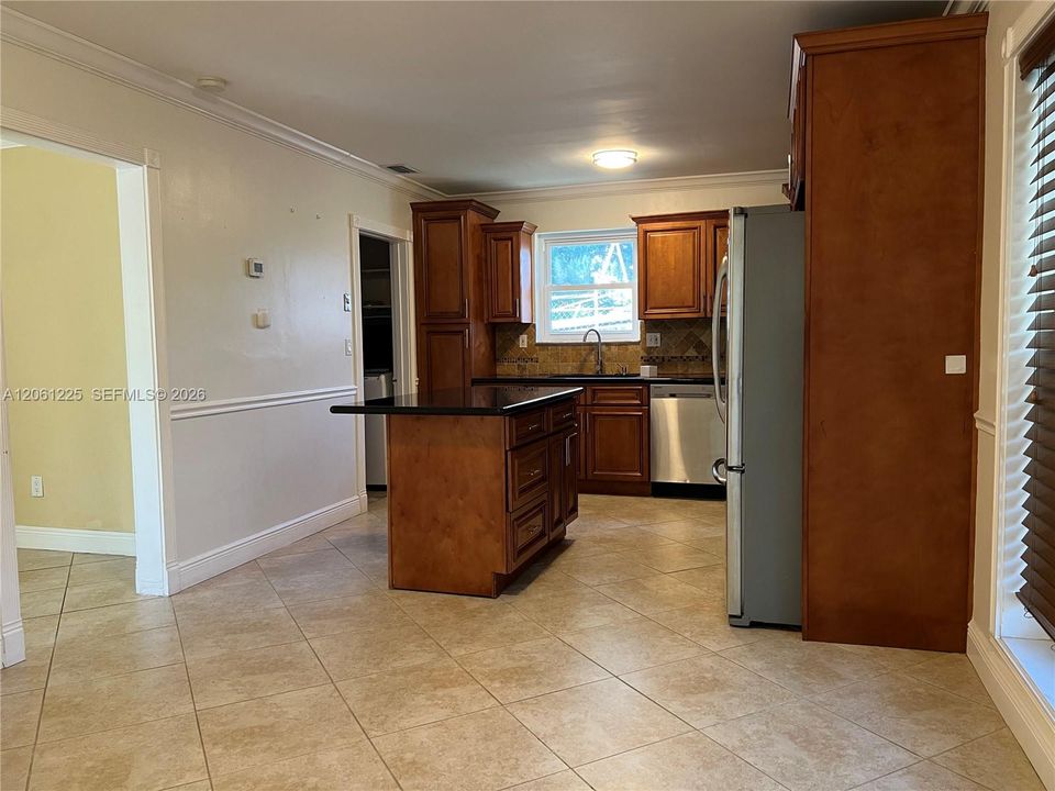 For Rent: $4,250 (5 beds, 3 baths, 2047 Square Feet)