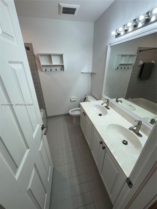 В аренду: $5,200 (4 спален, 2 ванн, 2044 Квадратных фут)