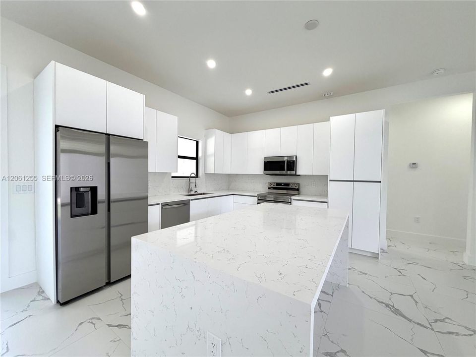На продажу: $649,900 (4 спален, 2 ванн, 2004 Квадратных фут)