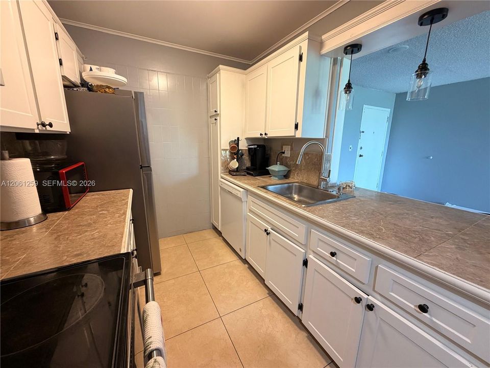 В аренду: $2,350 (2 спален, 2 ванн, 819 Квадратных фут)