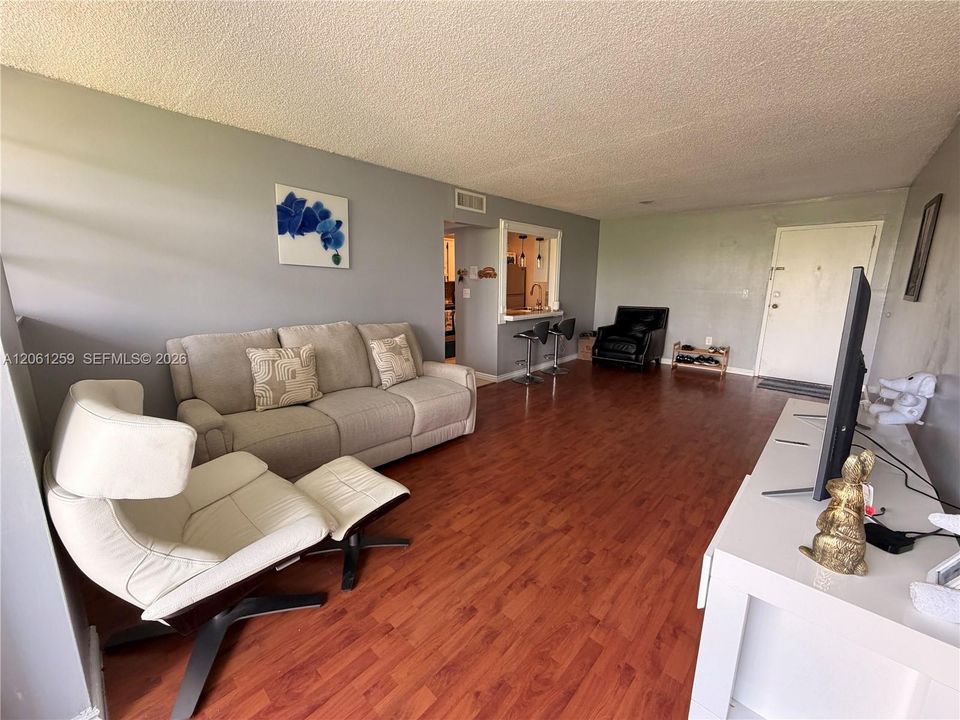 В аренду: $2,350 (2 спален, 2 ванн, 819 Квадратных фут)