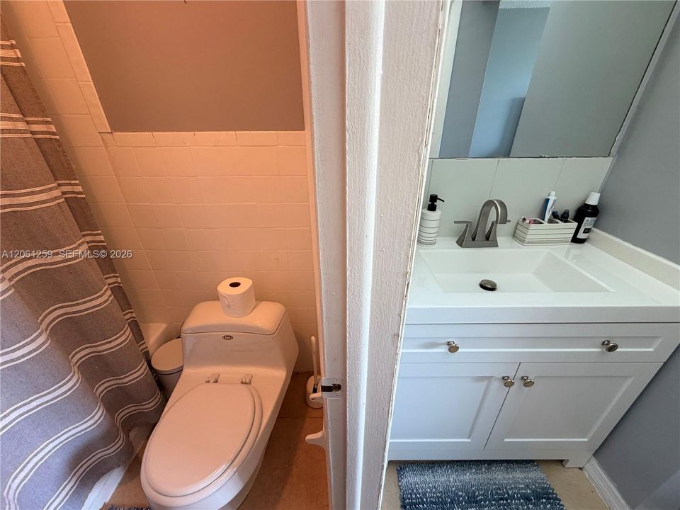 В аренду: $2,350 (2 спален, 2 ванн, 819 Квадратных фут)