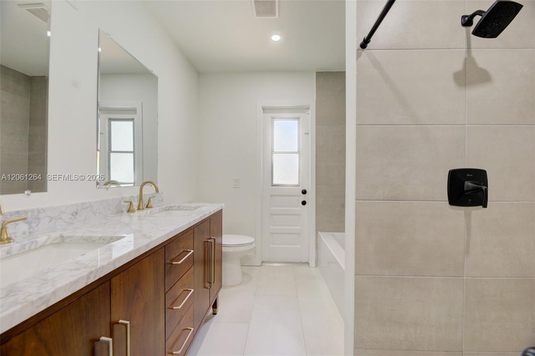 Под контрактом: $764,999 (4 спален, 2 ванн, 2226 Квадратных фут)