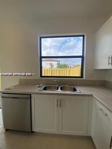 В аренду: $2,850 (3 спален, 3 ванн, 1320 Квадратных фут)