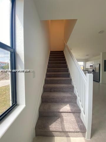 В аренду: $2,850 (3 спален, 3 ванн, 1320 Квадратных фут)