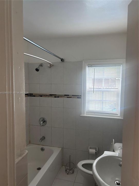 For Rent: $2,300 (2 beds, 1 baths, 1718 Square Feet)