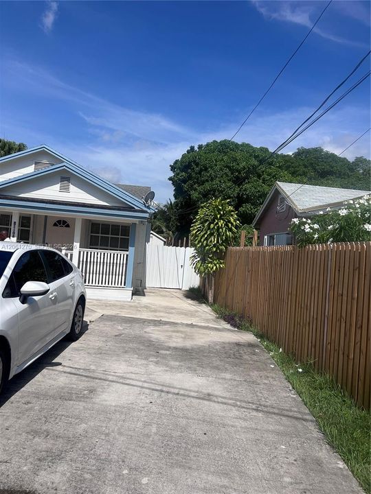 For Rent: $2,300 (2 beds, 1 baths, 1718 Square Feet)
