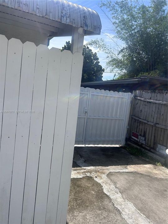 For Rent: $2,300 (2 beds, 1 baths, 1718 Square Feet)