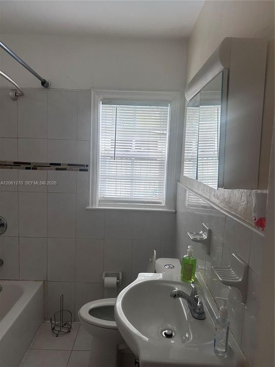 For Rent: $2,300 (2 beds, 1 baths, 1718 Square Feet)