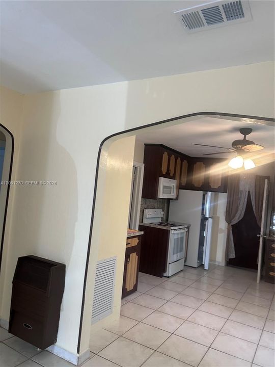 For Rent: $2,300 (2 beds, 1 baths, 1718 Square Feet)