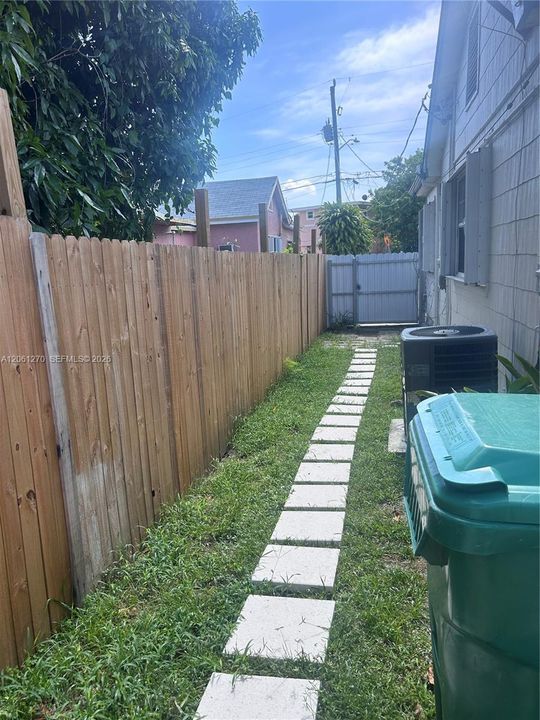 For Rent: $2,300 (2 beds, 1 baths, 1718 Square Feet)