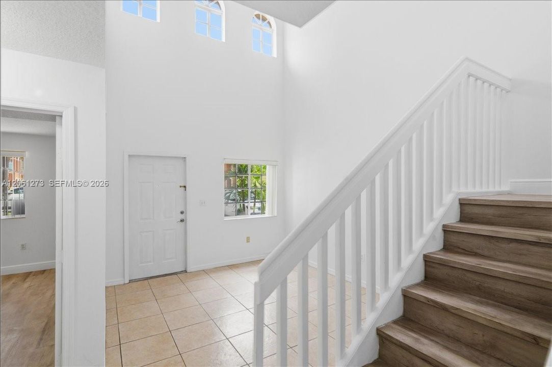 For Sale: $395,000 (3 beds, 3 baths, 1708 Square Feet)