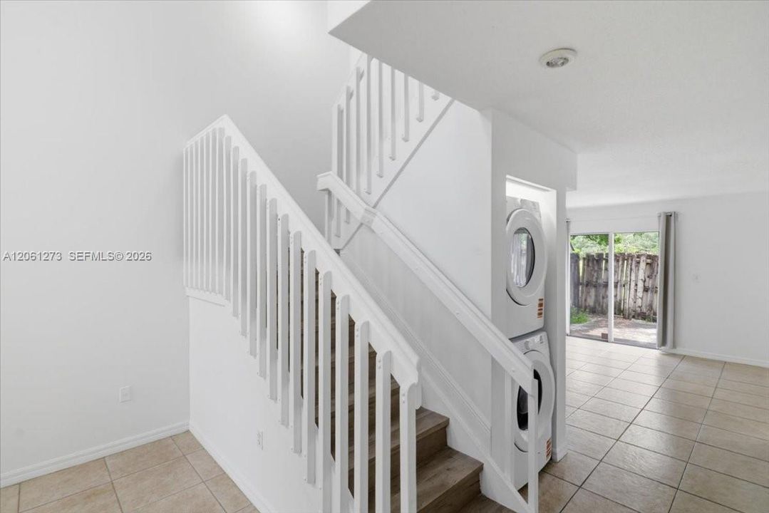 For Sale: $395,000 (3 beds, 3 baths, 1708 Square Feet)