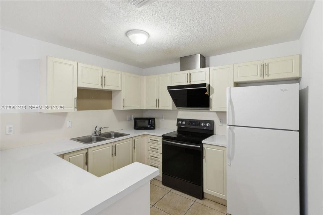 For Sale: $395,000 (3 beds, 3 baths, 1708 Square Feet)