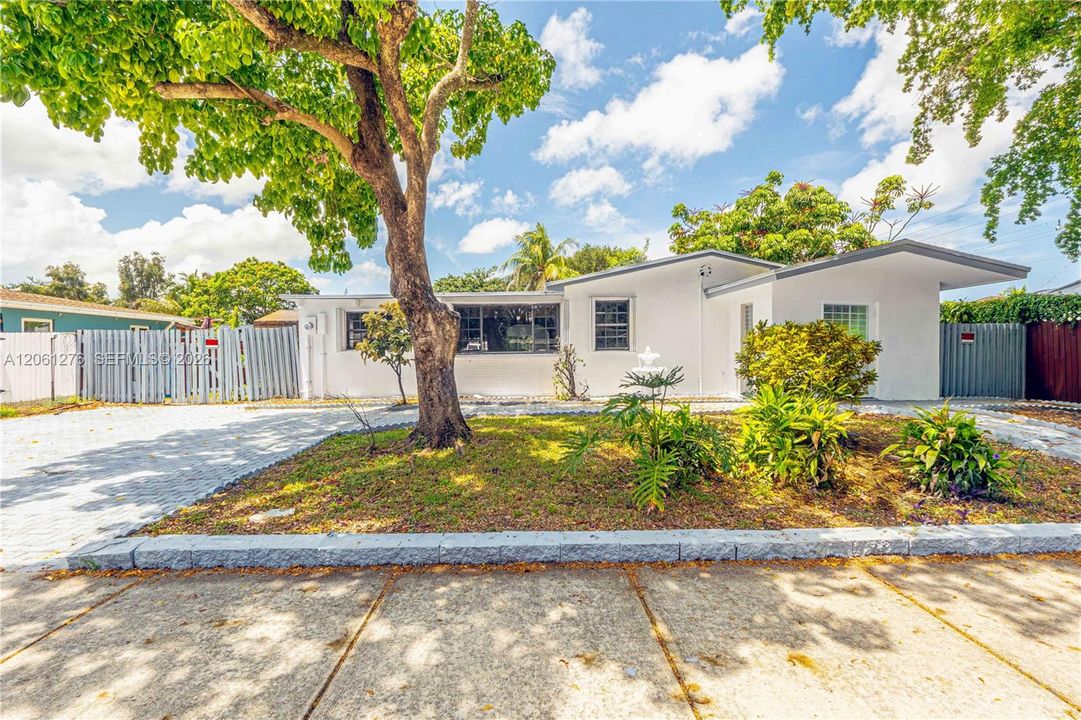 En Venta: $570,000 (5 camas, 3 baños, 1560 Pies cuadrados)