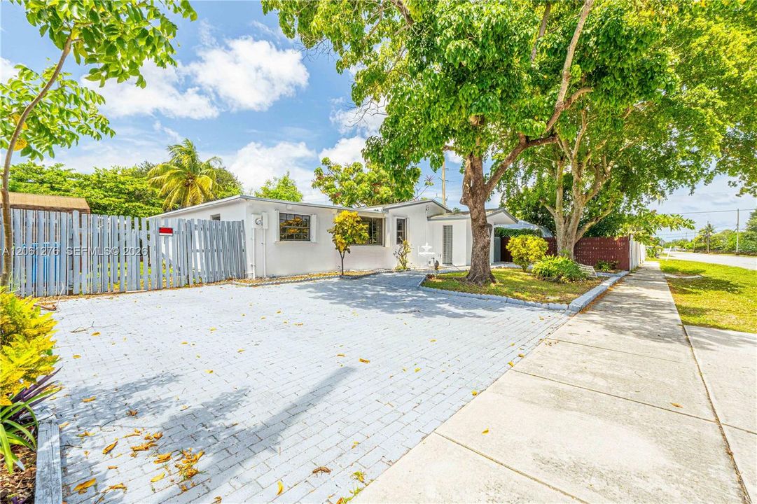 En Venta: $570,000 (5 camas, 3 baños, 1560 Pies cuadrados)