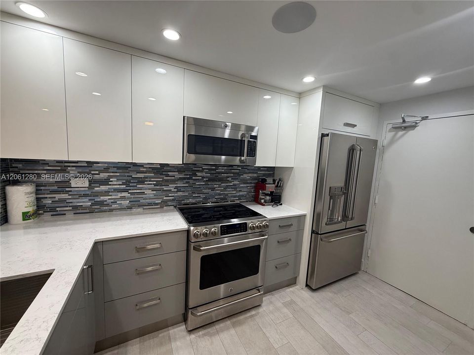 В аренду: $2,700 (1 спален, 2 ванн, 844 Квадратных фут)