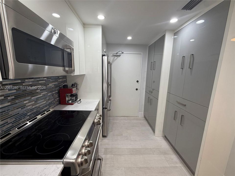В аренду: $2,700 (1 спален, 2 ванн, 844 Квадратных фут)