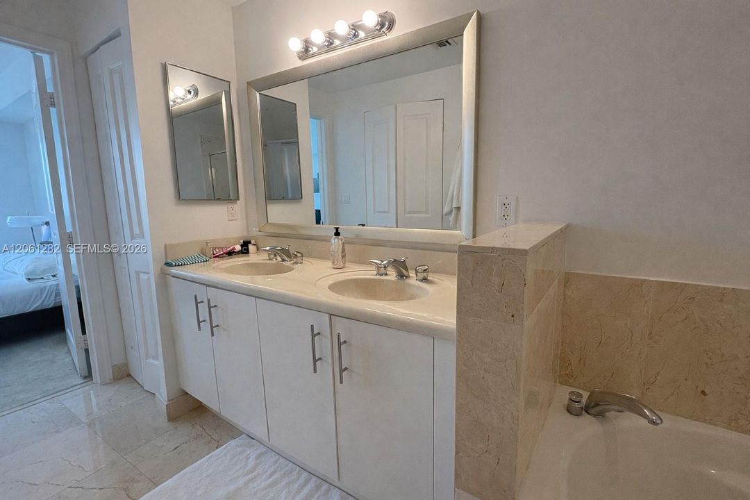 В аренду: $3,600 (2 спален, 2 ванн, 1251 Квадратных фут)