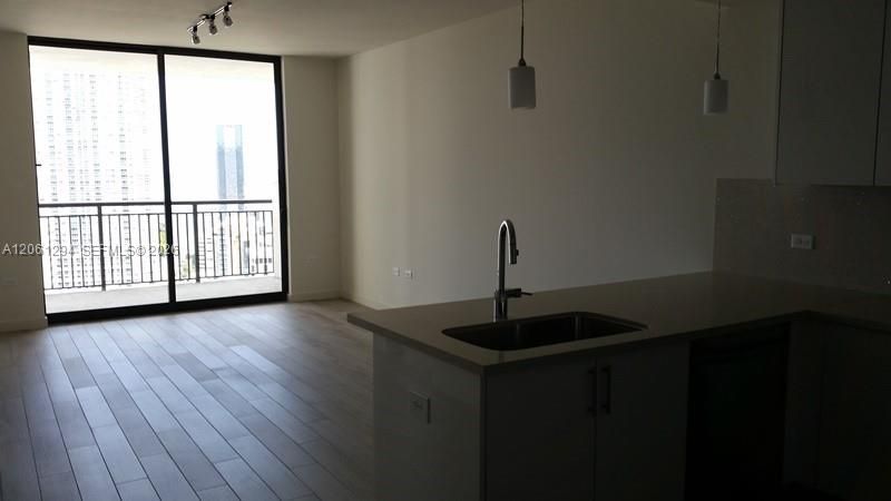 В аренду: $3,200 (1 спален, 1 ванн, 694 Квадратных фут)