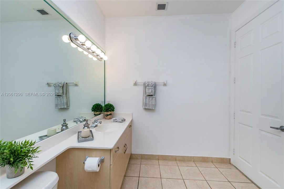В аренду: $2,750 (2 спален, 2 ванн, 952 Квадратных фут)
