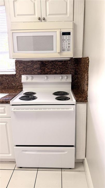 В аренду: $2,300 (2 спален, 1 ванн, 698 Квадратных фут)