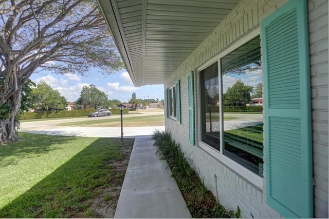 Front walkway 1133 7th St 542 Lake Par