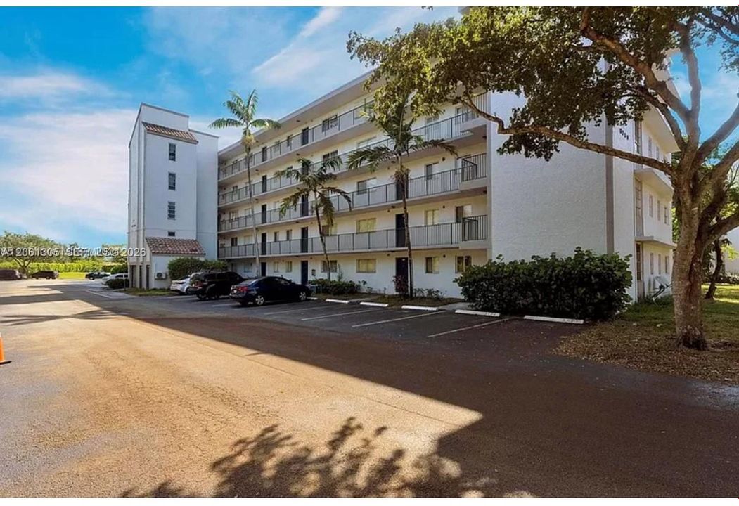 For Sale: $215,000 (2 beds, 2 baths, 832 Square Feet)