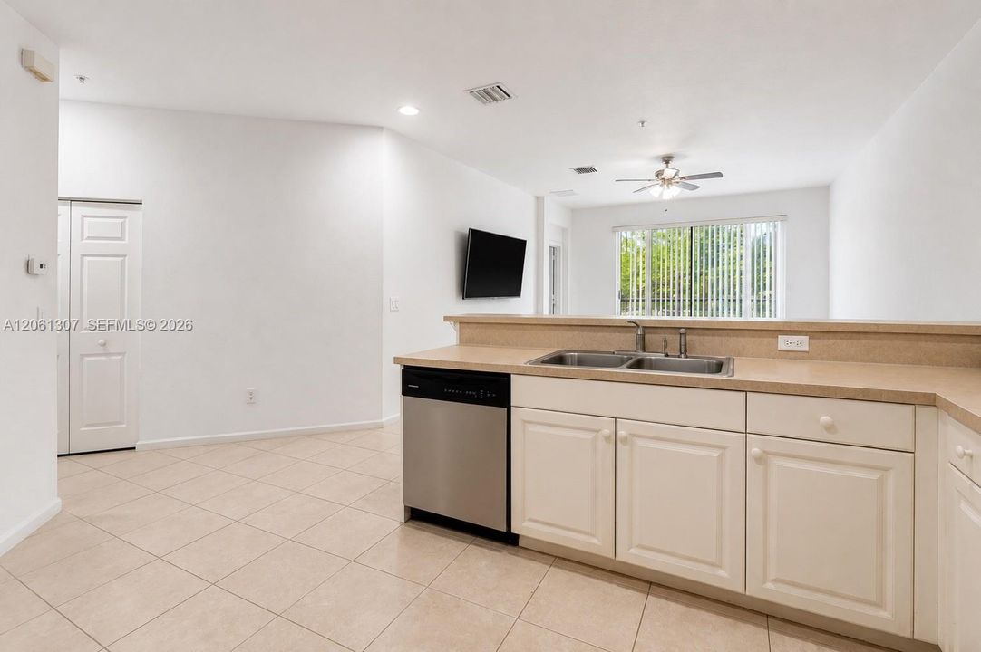 For Sale: $195,000 (3 beds, 2 baths, 1049 Square Feet)