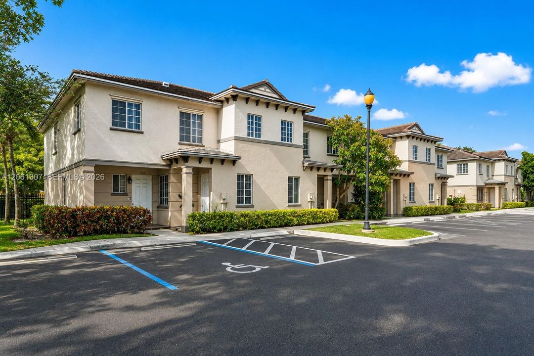 For Sale: $195,000 (3 beds, 2 baths, 1049 Square Feet)
